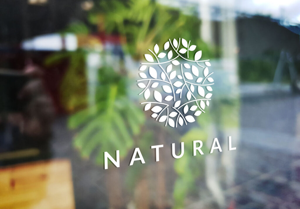 Logo Natural sur la vitrine d'une boutique.