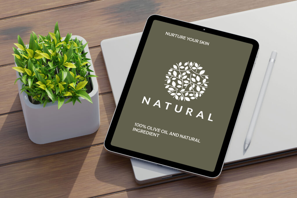 Tablette posée sur un bureau en fond d'écran la marque Natural