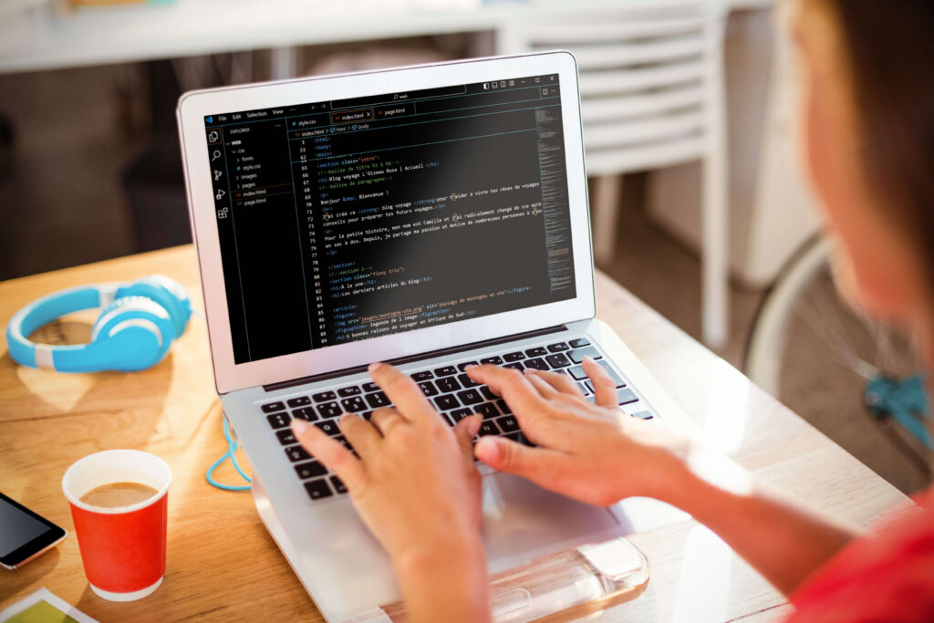 Bureau d'un écran de travail en codage HTML 5